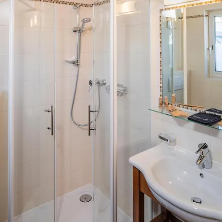 Wander- Und Wellnesshotel Kanzler 3* باد ميترندورف
